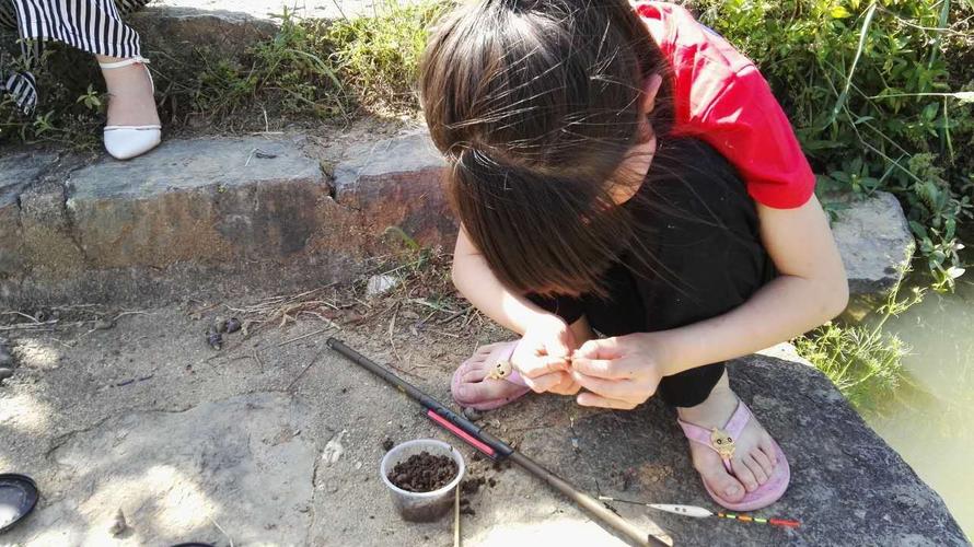 今天,阳光明媚,晴空万里,妈妈带我和邓沐熙等人一起去乡下池塘钓鱼